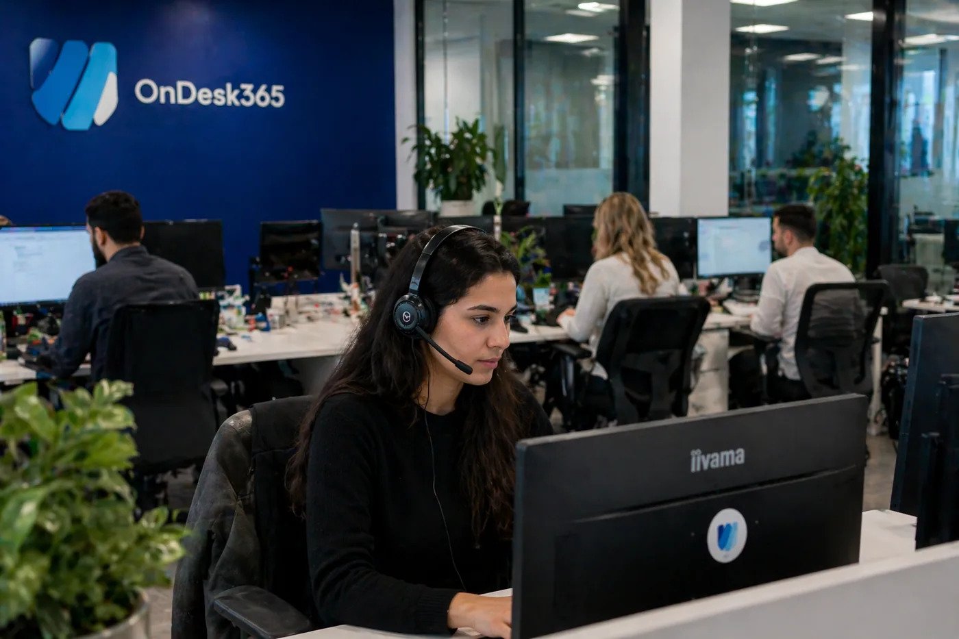 Conseillère OnDesk365 au téléphone avec son équipe